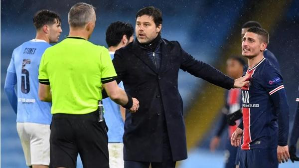 Các cầu thủ PSG tranh cãi với trọng tài Kuipers. Ảnh: Getty Images. Các cầu thủ PSG tranh cãi với trọng tài Kuipers. Ảnh: Getty Images.