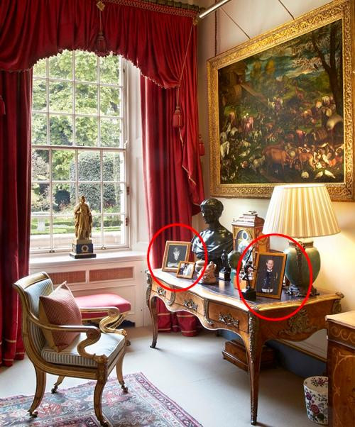 Trên bàn có ảnh của Hoàng tử William và Harry. Ảnh: Clarence House. Trên bàn có ảnh của Hoàng tử William và Harry. Ảnh: Clarence House.