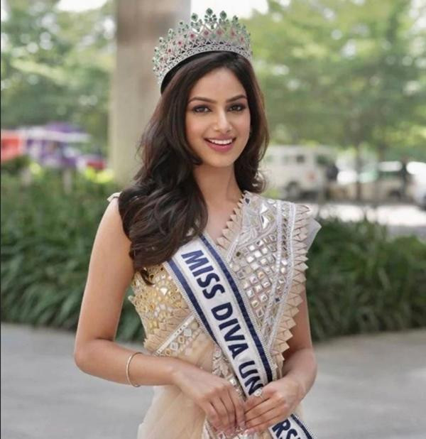 Khi đăng ký tham dự cuộc thi sắc đẹp đầu tiên, Sandhu đã giấu bố. Ảnh: Beauty Pageants. Khi đăng ký tham dự cuộc thi sắc đẹp đầu tiên, Sandhu đã giấu bố. Ảnh: Beauty Pageants.