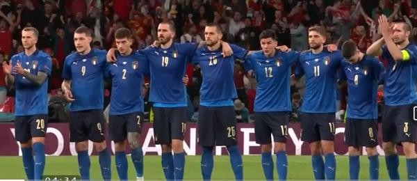 Trong khi các cầu thủ Ý lo lắng vì Locatelli sút không thành công, thì Chiellini (phải) vẫn giơ cao tay để vỗ tay động viên đồng đội. (Ảnh chụp màn hình).