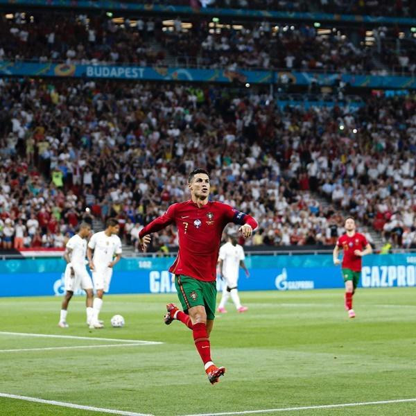 Trên sân bóng thì Ronaldo chạy rất nhanh. Ảnh: Instagram. Trên sân bóng thì Ronaldo chạy rất nhanh. Ảnh: Instagram.