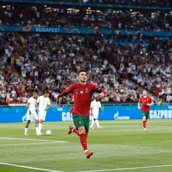 Trên sân bóng thì Ronaldo chạy rất nhanh. Ảnh: Instagram.