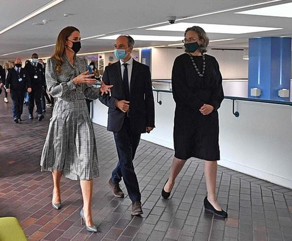 Kate mặc váy cũ và đi giày cũ. Ảnh: REX. Kate mặc váy cũ và đi giày cũ. Ảnh: REX.