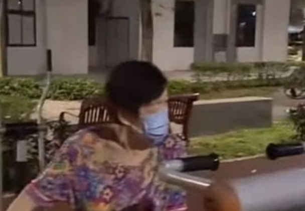 Người phụ nữ quay nhìn thiết bị tự xoay, rồi lại tập tiếp như thể đã quen với cảnh này. Ảnh: Facebook.