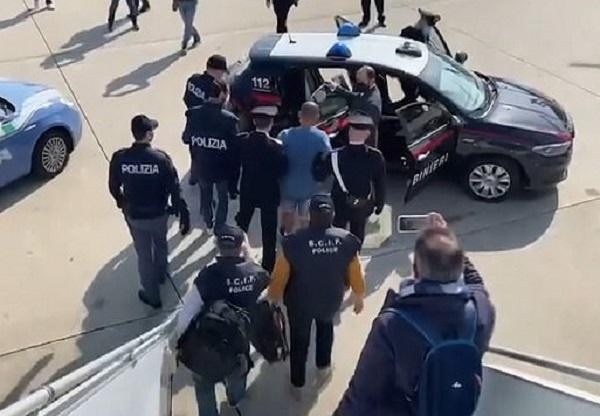 Biart bị đưa lên xe cảnh sát. Ảnh: Interpol. Biart bị đưa lên xe cảnh sát. Ảnh: Interpol.