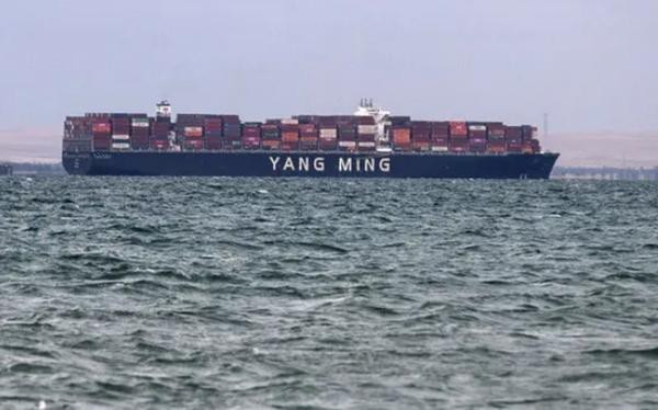 Tàu YM Wish trở thành "người thắng cuộc" do là con tàu đầu tiên đi qua kênh đào Suez sau khi Ever Given rời đi. Ảnh: Khaled Elfiqi/ EPA/ Shutterstock. Tàu YM Wish trở thành "người thắng cuộc" do là con tàu đầu tiên đi qua kênh đào Suez sau khi Ever Given rời đi. Ảnh: Khaled Elfiqi/ EPA/ Shutterstock.