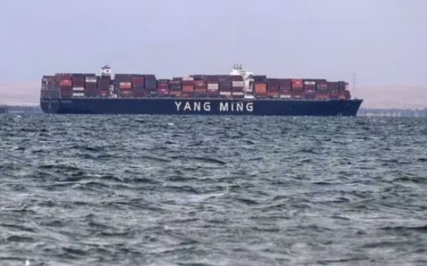 Tàu YM Wish trở thành "người thắng cuộc" do là con tàu đầu tiên đi qua kênh đào Suez sau khi Ever Given rời đi. Ảnh: Khaled Elfiqi/ EPA/ Shutterstock.