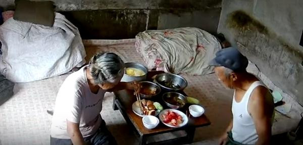 Cha mẹ anh Yi Li ngồi ăn cơm trước một chiếc camera. Ảnh: SCMP. Cha mẹ anh Yi Li ngồi ăn cơm trước một chiếc camera. Ảnh: SCMP.