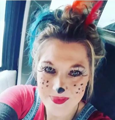 Bà Laura thường chụp những bức ảnh như các cô gái 17 tuổi đáng yêu thế này. Ảnh: Facebook. Bà Laura thường chụp những bức ảnh như các cô gái 17 tuổi đáng yêu thế này. Ảnh: Facebook.