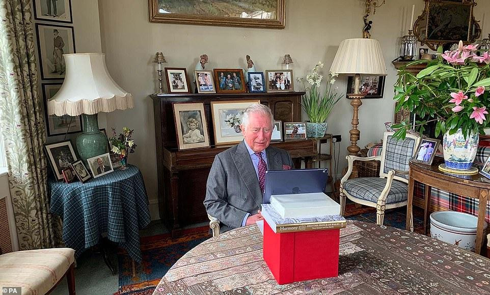 Trong nhiều lần trước, Thái tử Charles cho thấy ông bày nhiều ảnh xung quanh, có cả ảnh liên quan đến vợ chồng con trai thứ. Ảnh: PA.