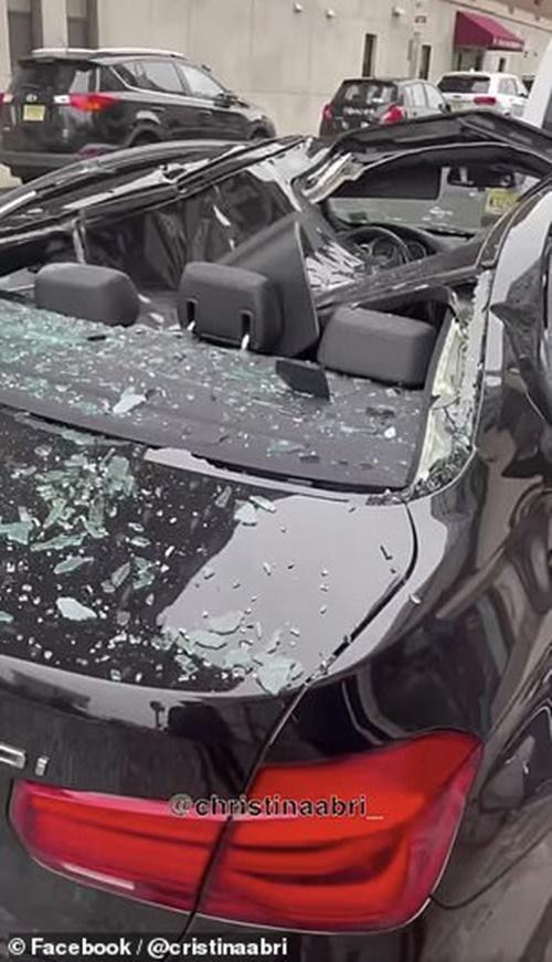 Không biết chủ chiếc xe sang phải làm thế nào. Ảnh: @christinaabri. Không biết chủ chiếc xe sang phải làm thế nào. Ảnh: @christinaabri.