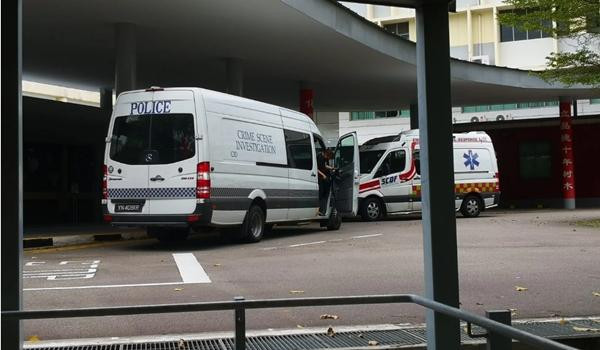 Xe cảnh sát và xe cấp cứu đến trường. Ảnh: SMDN. Xe cảnh sát và xe cấp cứu đến trường. Ảnh: SMDN.