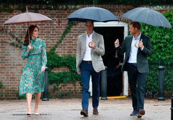 William - Kate và Harry đi bộ trong một khu vườn ở Cung điện Kensington. Ảnh: Getty Images.