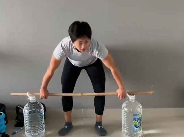 Diaz tập luyện bằng "tạ tự chế". Ảnh: Instagram. Diaz tập luyện bằng "tạ tự chế". Ảnh: Instagram.