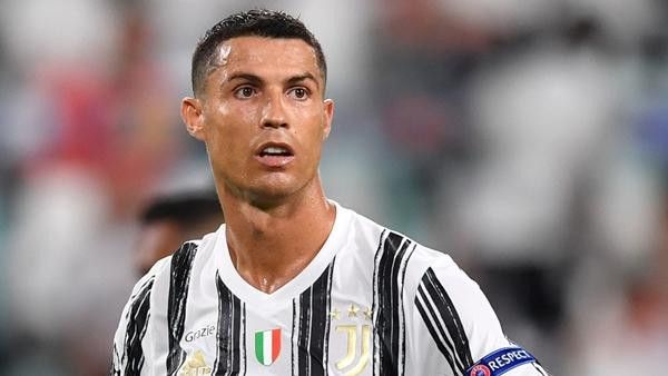 Khi Ronaldo đến Juventus, người ta cũng bảo tiền bán áo là đủ trả lương cho anh, nhưng làm gì có chuyện đó. Ảnh: Sky Sports.