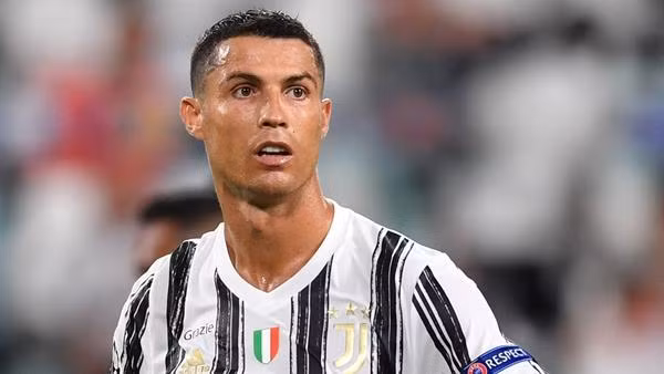Khi Ronaldo đến Juventus, người ta cũng bảo tiền bán áo là đủ trả lương cho anh, nhưng làm gì có chuyện đó. Ảnh: Sky Sports.
