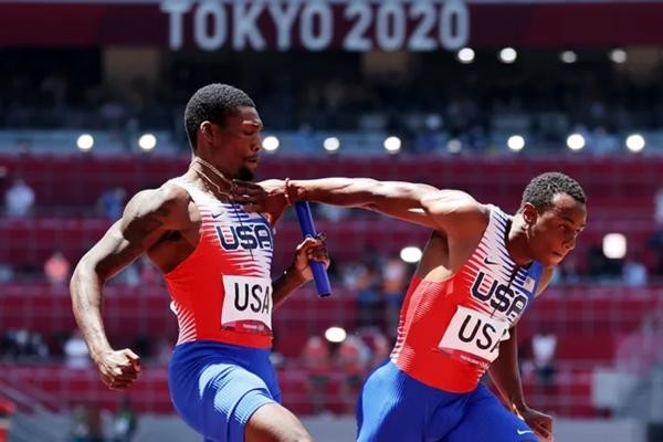 Người đằng trước không tóm vào gậy mà lại tóm vào... cổ đồng đội ở đằng sau. Ảnh: DIEGO AZUBEL/ EPA-EFE/ Shutterstock. Người đằng trước không tóm vào gậy mà lại tóm vào... cổ đồng đội ở đằng sau. Ảnh: DIEGO AZUBEL/ EPA-EFE/ Shutterstock.