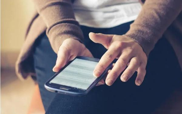 Một người vợ đã bị Tòa án xử phạt vì tội lén xem điện thoại của chồng. Ảnh minh họa: Getty. Một người vợ đã bị Tòa án xử phạt vì tội lén xem điện thoại của chồng. Ảnh minh họa: Getty.