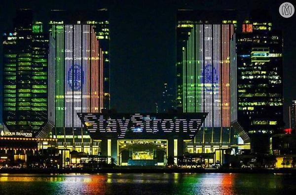 Nhiều tòa nhà lớn ở UAE bật đèn màu cờ Ấn Độ cùng dòng chữ "Stay Strong" (Mạnh mẽ nhé). Ảnh: PTI. Nhiều tòa nhà lớn ở UAE bật đèn màu cờ Ấn Độ cùng dòng chữ "Stay Strong" (Mạnh mẽ nhé). Ảnh: PTI.