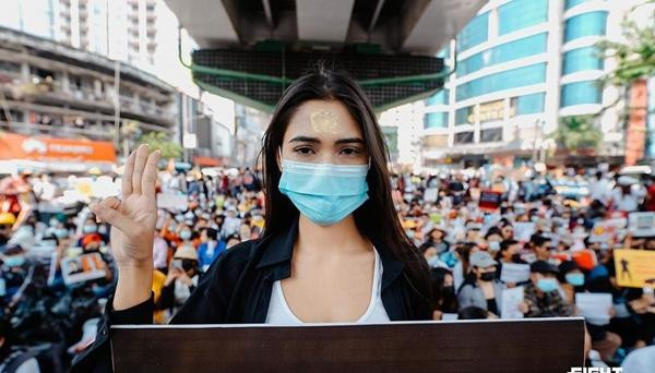 Việc Thuzar công khai khẩn cầu tại cuộc thi Miss Universe đã đặt chính cô vào thế nguy hiểm. Ảnh: Instagram. Việc Thuzar công khai khẩn cầu tại cuộc thi Miss Universe đã đặt chính cô vào thế nguy hiểm. Ảnh: Instagram.