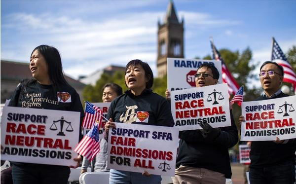 Nhiều người từng phản đối quy trình tuyển sinh của ĐH Harvard, bị cho là phân biệt đối xử với sinh viên châu Á. Ảnh: Adam Glanzman/ Bloomberg/ Getty. Nhiều người từng phản đối quy trình tuyển sinh của ĐH Harvard, bị cho là phân biệt đối xử với sinh viên châu Á. Ảnh: Adam Glanzman/ Bloomberg/ Getty.