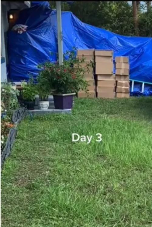 Vì nhiều hàng chưa đem vào nhà hết được, nên "trùm shopping" đã lấy bạt phủ lên. Ảnh: Cassie - Tierra.