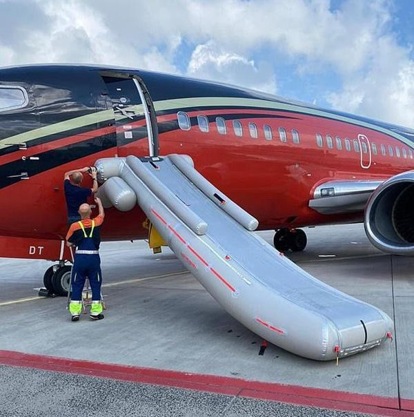 Đây là vấn đề với chiếc máy bay của đội tuyển CH Séc. Ảnh: Mail Online. Đây là vấn đề với chiếc máy bay của đội tuyển CH Séc. Ảnh: Mail Online.