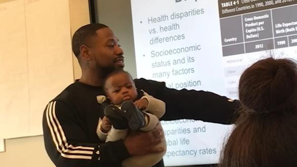 Thầy Dix vừa bế con của sinh viên, vừa giảng bài. Ảnh: 6ABC.