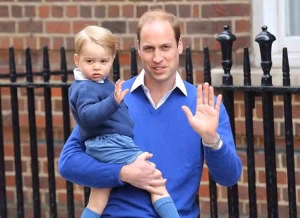 Có vẻ từ nhỏ, George đã được cho mặc đồ giống bố. Ảnh: SplashNews.