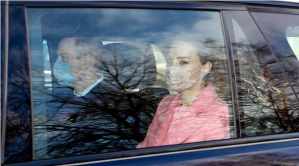 Hoàng tử William và Công nương Kate đều đeo khẩu trang khi ngồi trong ô tô. Ảnh: Beretta/ Sims/ Rex. Hoàng tử William và Công nương Kate đều đeo khẩu trang khi ngồi trong ô tô. Ảnh: Beretta/ Sims/ Rex.