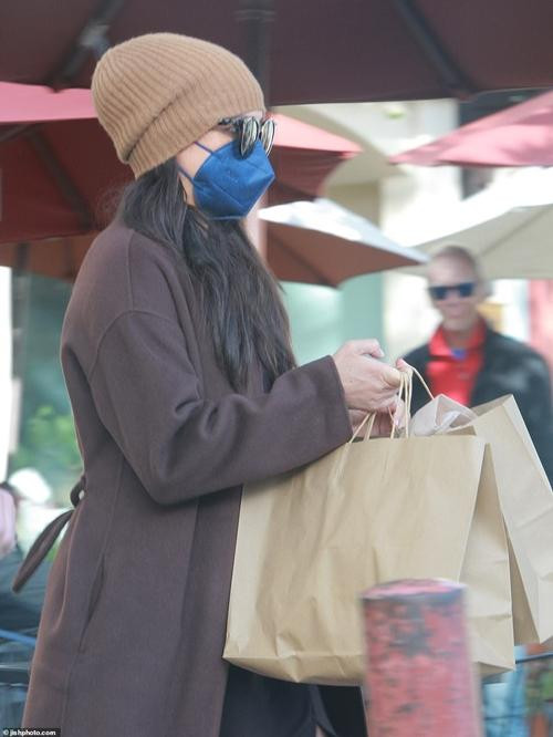 Meghan một mình ra phố. Ảnh: jishphoto.