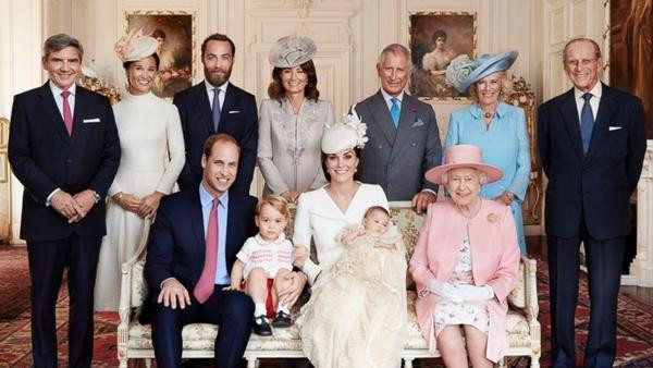 Bố mẹ và 2 em của Công nương Kate (4 người đứng, ở bên trái) đều có quan hệ tốt với William. Ảnh: Mario Testino/ Art Partner/ PA Wire. Bố mẹ và 2 em của Công nương Kate (4 người đứng, ở bên trái) đều có quan hệ tốt với William. Ảnh: Mario Testino/ Art Partner/ PA Wire.