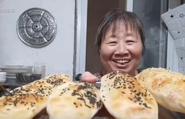 Từ khi được biết đến với các video nấu ăn, bà Lu có thêm thu nhập để nuôi con. Ảnh: YouTube.