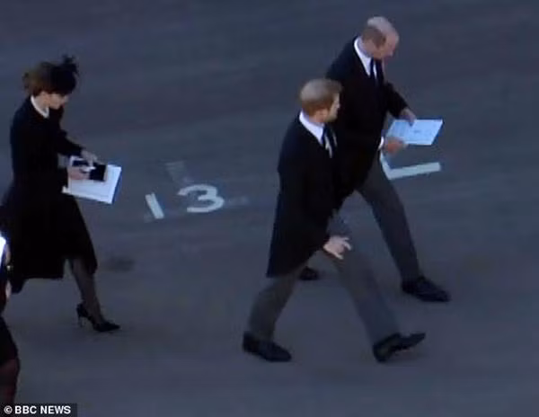 Kate cố tình lùi lại để anh em William - Harry có thời gian riêng tư. Ảnh: Pixell8000.