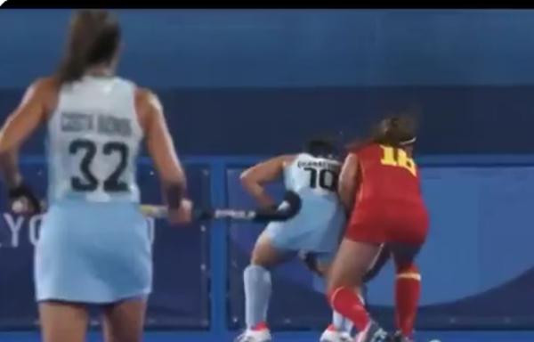 Trận đấu môn hockey nữ dường như khiến anh quay phim khá buồn chán. (Ảnh chụp màn hình). Trận đấu môn hockey nữ dường như khiến anh quay phim khá buồn chán. (Ảnh chụp màn hình).