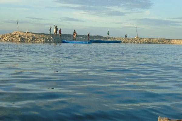 Nhiều người dân đã ra hòn đảo mới để xem. Ảnh: Kompas.