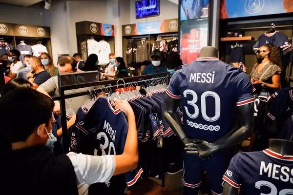 Người hâm mộ đổ xô đi mua áo Messi 30. Ảnh: Reuters.