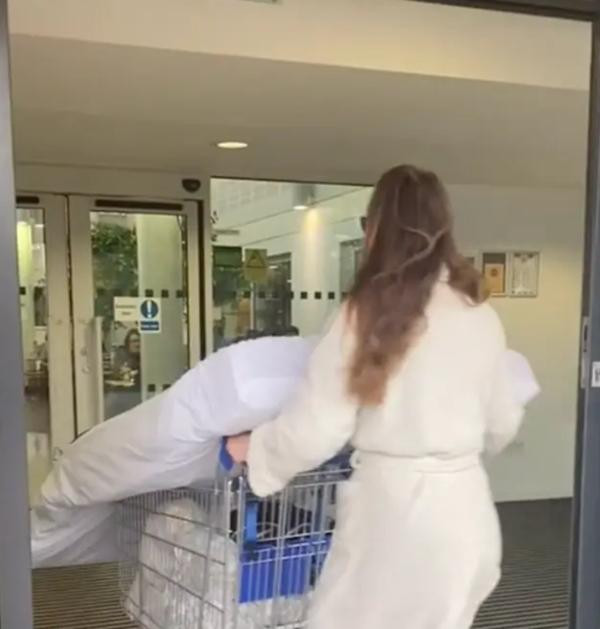 Nữ sinh viên đem theo đệm và chăn, gối đến trường đại học. Ảnh: @kapcia**.