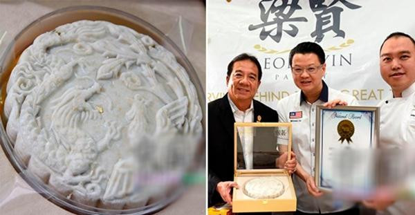 Chiếc bánh đắt nhất Malaysia (mặc dù chưa chắc là đẹp nhất). Ảnh: China Press.