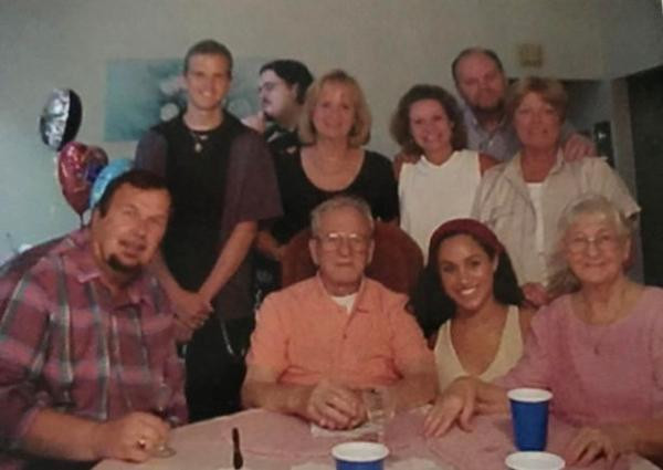 Ông Michael (áo màu cam) rất quý cháu gái Meghan (ngồi bên cạnh), nhưng được cho là chưa từng gặp Harry. Ảnh: Mirror.