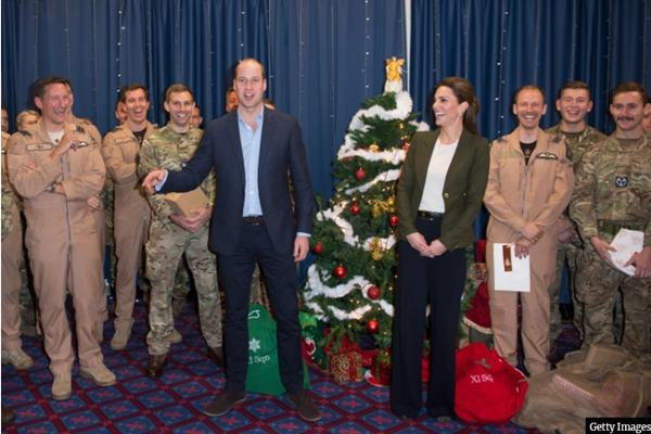 William - Kate khi đến thăm một doanh trại quân đội. Ảnh: Getty Images. William - Kate khi đến thăm một doanh trại quân đội. Ảnh: Getty Images.