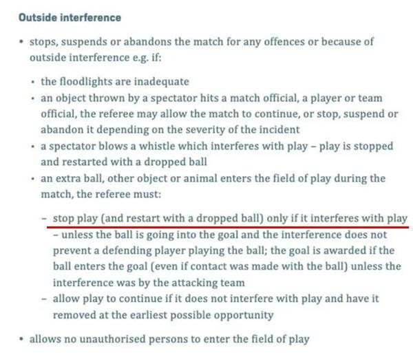 Theo luật của FIFA thì trọng tài vẫn có thể cho trận đấu tiếp tục nếu "vật thể lạ" không gây ảnh hưởng gì. Ảnh: FIFA.