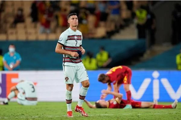 Ronaldo thất vọng khi đội nhà phải rời EURO 2020. Ảnh: GMS.