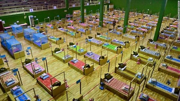 Một bệnh viện dã chiến dành cho bệnh nhân COVID-19 (trước đó là sân vận động) ở Bangkok (Thái Lan). Ảnh: CNN.