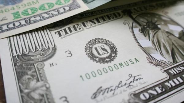 Thật khó tin khi cả hai người phụ nữ đều nói rằng cứ tưởng tờ 1 triệu đôla là... tiền thật. Ảnh: Yahoo. Thật khó tin khi cả hai người phụ nữ đều nói rằng cứ tưởng tờ 1 triệu đôla là... tiền thật. Ảnh: Yahoo.