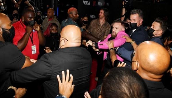 Vệ sĩ cũng khó ngăn cản được võ sĩ. Ảnh: Getty Images for MTV/ ViacomCBS. Vệ sĩ cũng khó ngăn cản được võ sĩ. Ảnh: Getty Images for MTV/ ViacomCBS.