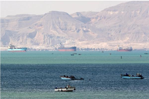 Những con tàu đợi để được vào kênh đào Suez. Ảnh: Reuters. Những con tàu đợi để được vào kênh đào Suez. Ảnh: Reuters.