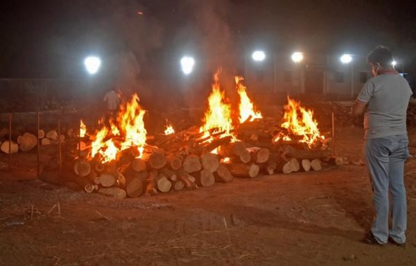Các giàn thiêu để hỏa táng bệnh nhân tử vong vì COVID-19 ở Surat. Ảnh: AFP.