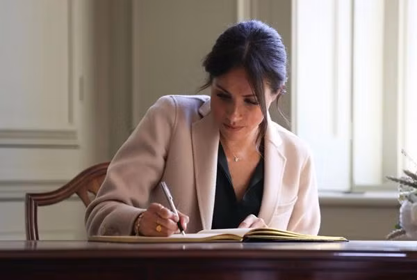 Meghan bị chỉ trích là cố dùng tước hiệu Hoàng gia để thu hút sự chú ý cho cuốn sách mới của cô. Ảnh: Daniel Leal-Olivas/ AFP/ Getty Images.