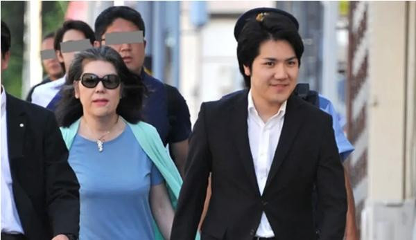 Anh Kei Komuro và mẹ (mặc váy xanh). Ảnh: Friday News. Anh Kei Komuro và mẹ (mặc váy xanh). Ảnh: Friday News.